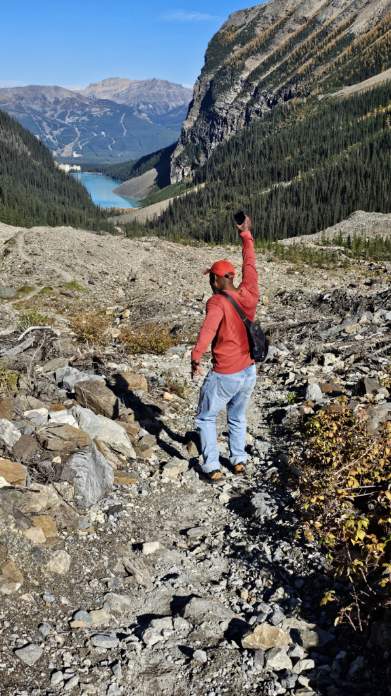 Os Belande sur un plateau au-dessus du lac Louise, à Banff
